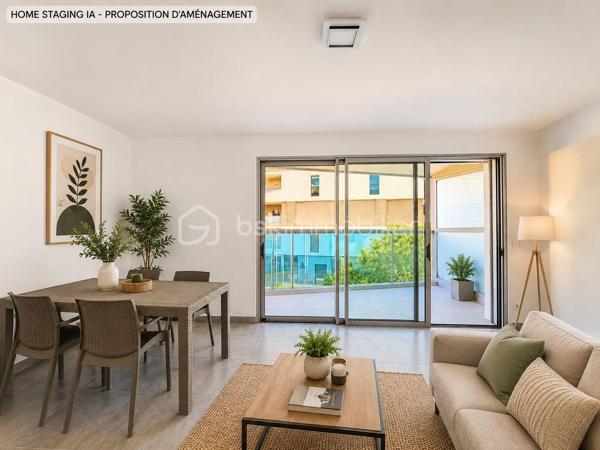 Au cœur du très recherché quartier de PORT MARIANNE, découvrez ce bel appartement T3 de 64,75 m², situé au sein de la résidence contemporaine KOH-I-NOOR, construite en 2016.

Situé au 1ER ÉTAGE AVEC ASCENSEUR, l’appartement se compose d’une entrée avec rangements, d’un séjour avec cuisine, de DEUX CHAMBRES, d’une salle de bains et d’un WC indépendant.

SON VÉRITABLE ATOUT : une SUPERBE TERRASSE DE 33,92 M², offrant un véritable espace de vie supplémentaire aux beaux jours.

Un PARKING PRIVATIF EN SOUS-SOL complète le bien.

La résidence bénéficie de prestations récentes et soignées : ASCENSEUR, DOUBLE VITRAGE, accès sécurisé et espaces communs entretenus.

Les charges de copropriété, d’environ 175 € PAR MOIS, comprennent notamment le CHAUFFAGE COLLECTIF ET L’EAU CHAUDE.

Un appartement idéal pour une RÉSIDENCE PRINCIPALE ou un INVESTISSEMENT LOCATIF, à proximité immédiate des commerces, transports et commodités de Port Marianne.