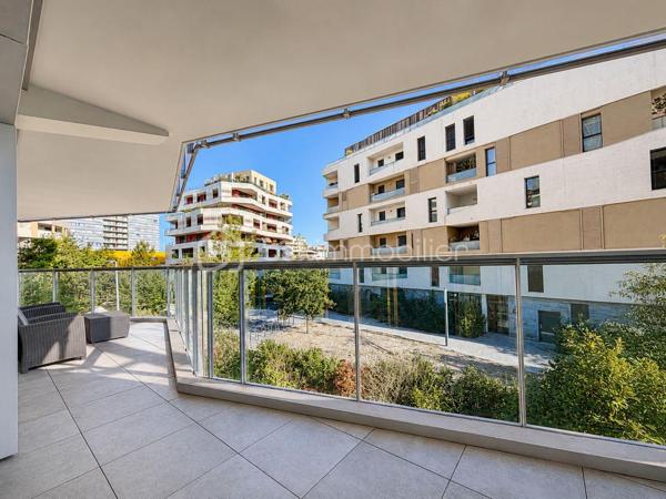 Au cœur du très recherché quartier de PORT MARIANNE, découvrez ce bel appartement T3 de 64,75 m², situé au sein de la résidence contemporaine KOH-I-NOOR, construite en 2016.

Situé au 1ER ÉTAGE AVEC ASCENSEUR, l’appartement se compose d’une entrée avec rangements, d’un séjour avec cuisine, de DEUX CHAMBRES, d’une salle de bains et d’un WC indépendant.

SON VÉRITABLE ATOUT : une SUPERBE TERRASSE DE 33,92 M², offrant un véritable espace de vie supplémentaire aux beaux jours.

Un PARKING PRIVATIF EN SOUS-SOL complète le bien.

La résidence bénéficie de prestations récentes et soignées : ASCENSEUR, DOUBLE VITRAGE, accès sécurisé et espaces communs entretenus.

Les charges de copropriété, d’environ 175 € PAR MOIS, comprennent notamment le CHAUFFAGE COLLECTIF ET L’EAU CHAUDE.

Un appartement idéal pour une RÉSIDENCE PRINCIPALE ou un INVESTISSEMENT LOCATIF, à proximité immédiate des commerces, transports et commodités de Port Marianne.