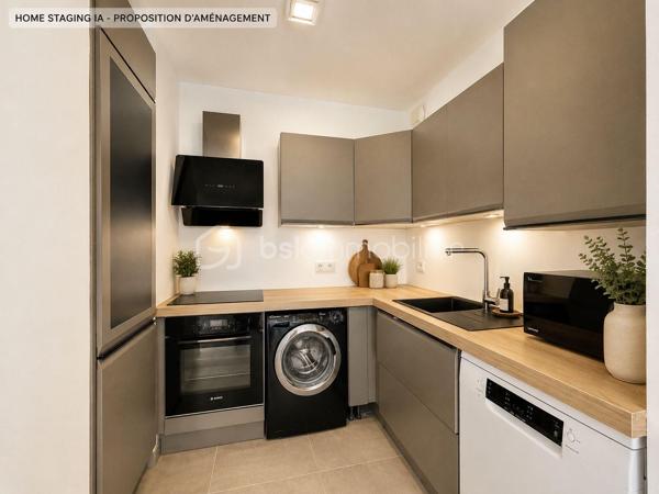 Au cœur du très recherché quartier de PORT MARIANNE, découvrez ce bel appartement T3 de 64,75 m², situé au sein de la résidence contemporaine KOH-I-NOOR, construite en 2016.

Situé au 1ER ÉTAGE AVEC ASCENSEUR, l’appartement se compose d’une entrée avec rangements, d’un séjour avec cuisine, de DEUX CHAMBRES, d’une salle de bains et d’un WC indépendant.

SON VÉRITABLE ATOUT : une SUPERBE TERRASSE DE 33,92 M², offrant un véritable espace de vie supplémentaire aux beaux jours.

Un PARKING PRIVATIF EN SOUS-SOL complète le bien.

La résidence bénéficie de prestations récentes et soignées : ASCENSEUR, DOUBLE VITRAGE, accès sécurisé et espaces communs entretenus.

Les charges de copropriété, d’environ 175 € PAR MOIS, comprennent notamment le CHAUFFAGE COLLECTIF ET L’EAU CHAUDE.

Un appartement idéal pour une RÉSIDENCE PRINCIPALE ou un INVESTISSEMENT LOCATIF, à proximité immédiate des commerces, transports et commodités de Port Marianne.