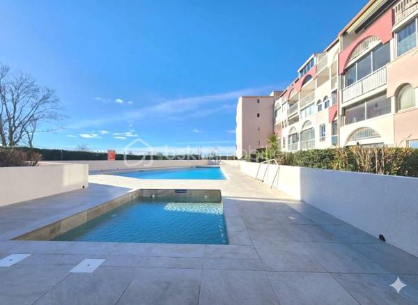 Superbe appartement de 27 m2 (hors mezzanine)  situé au Cap d'Agde avec VUE MER et PISCINE dans une résidence rénovée et sécurisée idéal pour de la location saisonnière.
Il se compose d'une pièce de vie cathédrale surplombée par une mezzanine avec une cuisine à l'américaine avec vue mer , une chambre, une salle d'eau et un WC indépendant.
À l'étage, la mezzanine fait office de deuxième chambre avec un lit pour deux personnes.

Les+
- Places de parking gratuites devant la résidence.
- Possibilté de 6 couchages. 
- Appartement situé au 3ème et dernier étage sans ascenseur.
- Accès direct à pied à la plage. 
- Aucun travaux à prévoir.
- Pas de procédure en cours.
- Quartier prisé à deux pas de la plage Richelieu, des commerces et animations.
- Taxe fonçière 953 euros.
- Charges anuelles de coprppriété 900 euros/an

N'hésitez pas à me contacter pour plus d'informations.