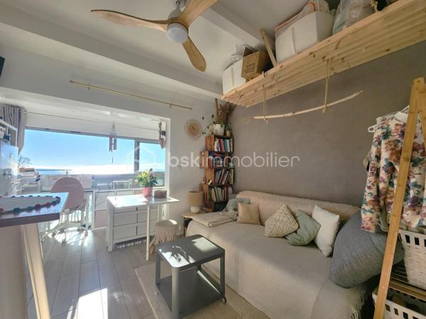 Superbe appartement de 27 m2 (hors mezzanine)  situé au Cap d'Agde avec VUE MER et PISCINE dans une résidence rénovée et sécurisée idéal pour de la location saisonnière.
Il se compose d'une pièce de vie cathédrale surplombée par une mezzanine avec une cuisine à l'américaine avec vue mer , une chambre, une salle d'eau et un WC indépendant.
À l'étage, la mezzanine fait office de deuxième chambre avec un lit pour deux personnes.

Les+
- Places de parking gratuites devant la résidence.
- Possibilté de 6 couchages. 
- Appartement situé au 3ème et dernier étage sans ascenseur.
- Accès direct à pied à la plage. 
- Aucun travaux à prévoir.
- Pas de procédure en cours.
- Quartier prisé à deux pas de la plage Richelieu, des commerces et animations.
- Taxe fonçière 953 euros.
- Charges anuelles de coprppriété 900 euros/an

N'hésitez pas à me contacter pour plus d'informations.