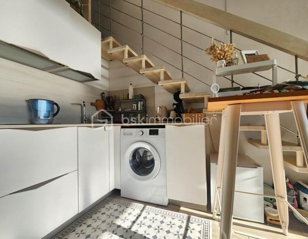 Superbe appartement de 27 m2 (hors mezzanine)  situé au Cap d'Agde avec VUE MER et PISCINE dans une résidence rénovée et sécurisée idéal pour de la location saisonnière.
Il se compose d'une pièce de vie cathédrale surplombée par une mezzanine avec une cuisine à l'américaine avec vue mer , une chambre, une salle d'eau et un WC indépendant.
À l'étage, la mezzanine fait office de deuxième chambre avec un lit pour deux personnes.

Les+
- Places de parking gratuites devant la résidence.
- Possibilté de 6 couchages. 
- Appartement situé au 3ème et dernier étage sans ascenseur.
- Accès direct à pied à la plage. 
- Aucun travaux à prévoir.
- Pas de procédure en cours.
- Quartier prisé à deux pas de la plage Richelieu, des commerces et animations.
- Taxe fonçière 953 euros.
- Charges anuelles de coprppriété 900 euros/an

N'hésitez pas à me contacter pour plus d'informations.