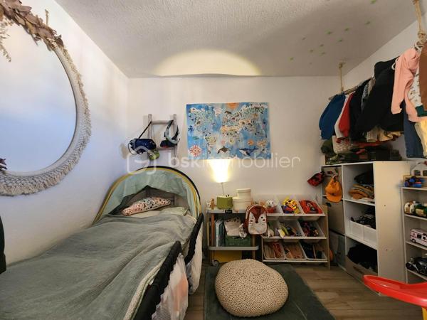 Superbe appartement de 27 m2 (hors mezzanine)  situé au Cap d'Agde avec VUE MER et PISCINE dans une résidence rénovée et sécurisée idéal pour de la location saisonnière.
Il se compose d'une pièce de vie cathédrale surplombée par une mezzanine avec une cuisine à l'américaine avec vue mer , une chambre, une salle d'eau et un WC indépendant.
À l'étage, la mezzanine fait office de deuxième chambre avec un lit pour deux personnes.

Les+
- Places de parking gratuites devant la résidence.
- Possibilté de 6 couchages. 
- Appartement situé au 3ème et dernier étage sans ascenseur.
- Accès direct à pied à la plage. 
- Aucun travaux à prévoir.
- Pas de procédure en cours.
- Quartier prisé à deux pas de la plage Richelieu, des commerces et animations.
- Taxe fonçière 953 euros.
- Charges anuelles de coprppriété 900 euros/an

N'hésitez pas à me contacter pour plus d'informations.