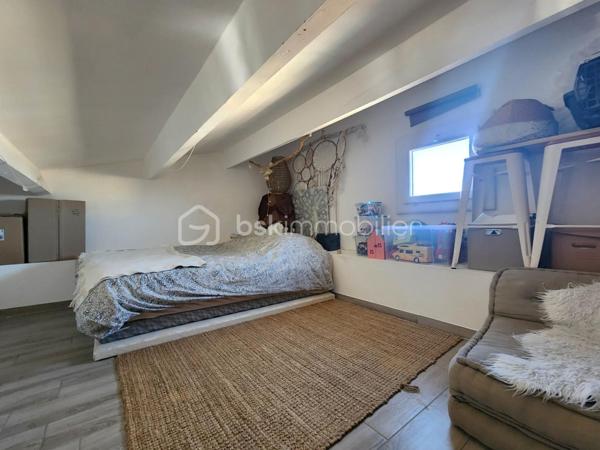 Superbe appartement de 27 m2 (hors mezzanine)  situé au Cap d'Agde avec VUE MER et PISCINE dans une résidence rénovée et sécurisée idéal pour de la location saisonnière.
Il se compose d'une pièce de vie cathédrale surplombée par une mezzanine avec une cuisine à l'américaine avec vue mer , une chambre, une salle d'eau et un WC indépendant.
À l'étage, la mezzanine fait office de deuxième chambre avec un lit pour deux personnes.

Les+
- Places de parking gratuites devant la résidence.
- Possibilté de 6 couchages. 
- Appartement situé au 3ème et dernier étage sans ascenseur.
- Accès direct à pied à la plage. 
- Aucun travaux à prévoir.
- Pas de procédure en cours.
- Quartier prisé à deux pas de la plage Richelieu, des commerces et animations.
- Taxe fonçière 953 euros.
- Charges anuelles de coprppriété 900 euros/an

N'hésitez pas à me contacter pour plus d'informations.