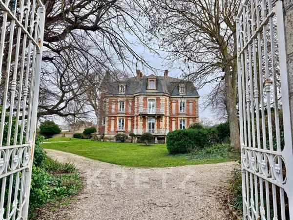 À 400m de la mer, Petit Château néo Louis XIII du XIXe, parc de 8000m2 avec piscine