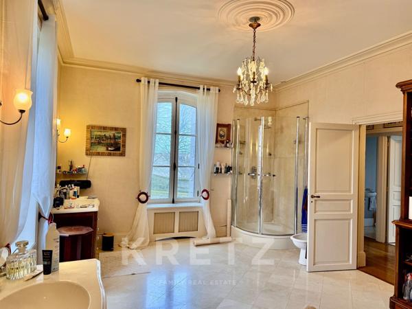 À 400m de la mer, Petit Château néo Louis XIII du XIXe, parc de 8000m2 avec piscine