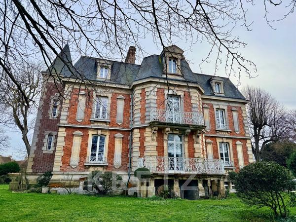 À 400m de la mer, Petit Château néo Louis XIII du XIXe, parc de 8000m2 avec piscine