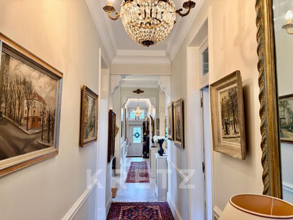 À 400m de la mer, Petit Château néo Louis XIII du XIXe, parc de 8000m2 avec piscine