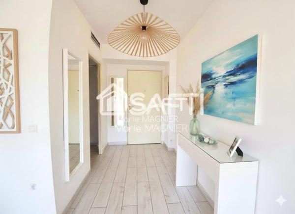 Tout à pied pour ce grand T2 de 47m2 avec balcon dans une résidence sécurisée et recherchée - centre-ville de CAVALAIRE s/mer