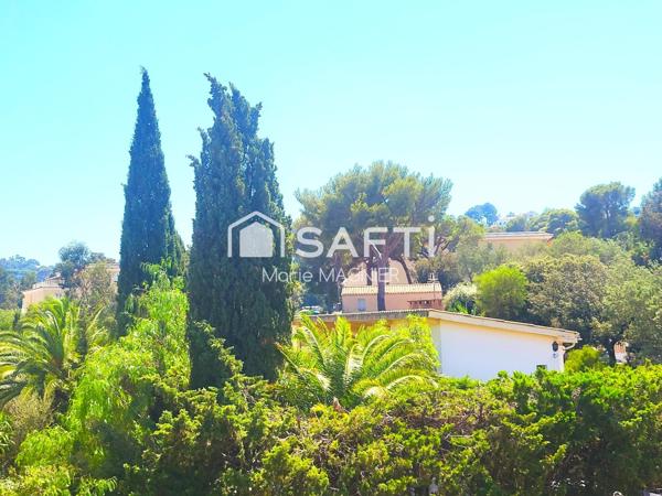 Tout à pied pour ce grand T2 de 47m2 avec balcon dans une résidence sécurisée et recherchée - centre-ville de CAVALAIRE s/mer