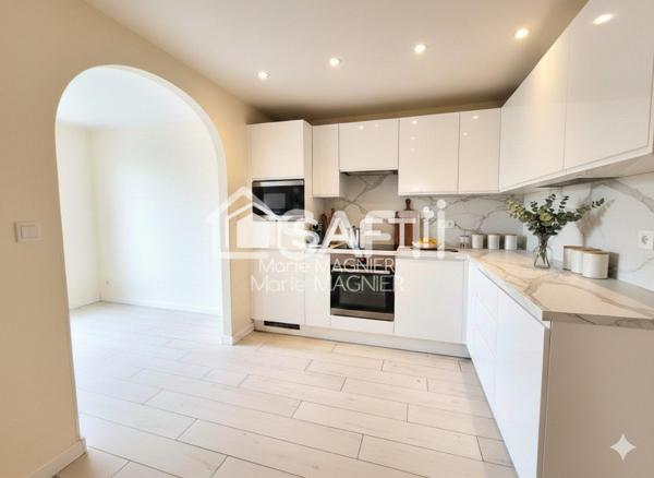 Tout à pied pour ce grand T2 de 47m2 avec balcon dans une résidence sécurisée et recherchée - centre-ville de CAVALAIRE s/mer