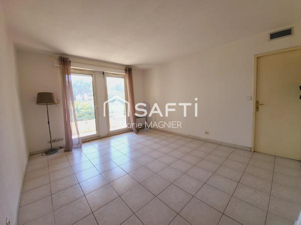 Tout à pied pour ce grand T2 de 47m2 avec balcon dans une résidence sécurisée et recherchée - centre-ville de CAVALAIRE s/mer