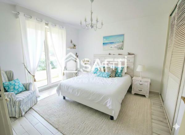 Tout à pied pour ce grand T2 de 47m2 avec balcon dans une résidence sécurisée et recherchée - centre-ville de CAVALAIRE s/mer