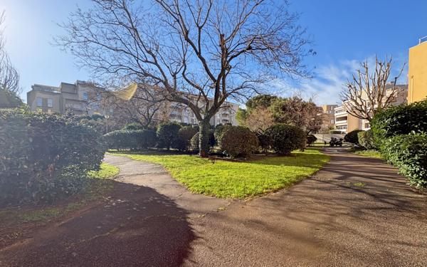 Appartement à vendre    3 pièces • 69 m2 Marseille 9