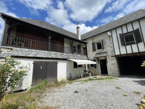 Maison - Proximite oloron-sainte-marie - Réf.:205426 PROXIMITE OLORON - GRANDE MAISON T6 EN PIERRES AVEC COUR, JARDIN ET GARAGE AU CACHET DE L' ANCIEN -