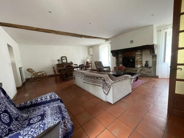 Maison - Proximite oloron-sainte-marie - Réf.:205426 PROXIMITE OLORON - GRANDE MAISON T6 EN PIERRES AVEC COUR, JARDIN ET GARAGE AU CACHET DE L' ANCIEN -