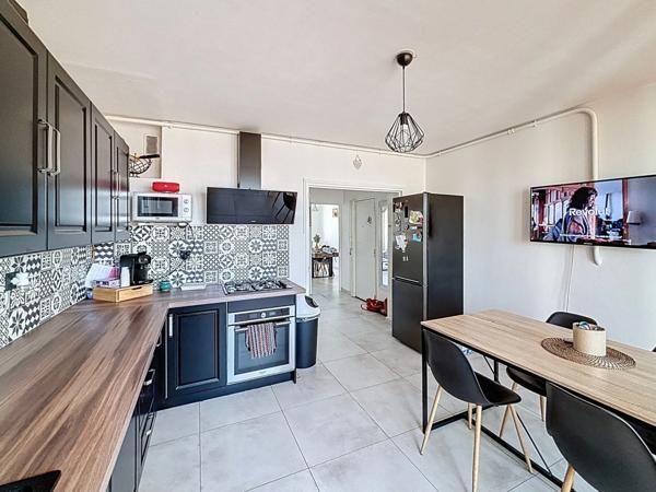 Marseille 10ᵉ - Quartier Saint-Tronc- Type 4 avec balcon, loggia et cave