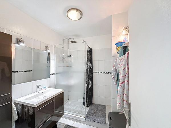 Marseille 10ᵉ - Quartier Saint-Tronc- Type 4 avec balcon, loggia et cave