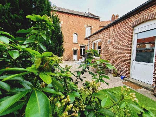 Albert – Élégante maison bourgeoise de 230 m² avec garage, cave et extérieur sans vis-à-vis