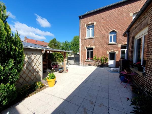 Albert – Élégante maison bourgeoise de 230 m² avec garage, cave et extérieur sans vis-à-vis