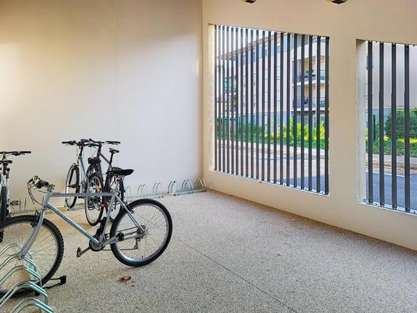 Le charme d’un duplex, le confort d’une résidence sécurisée