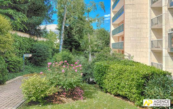 Versailles Notre Dame limite Montreuil Appartement 113 m² carrez situé au 2ème étage avec ascenseur, balcons, cave et 2 parkings 835 000 € **  - Référence  28253