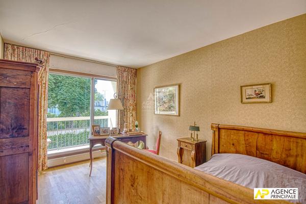 Versailles Notre Dame limite Montreuil Appartement 113 m² carrez situé au 2ème étage avec ascenseur, balcons, cave et 2 parkings 835 000 € **  - Référence  28253
