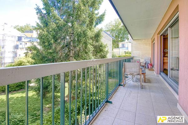 Versailles Notre Dame limite Montreuil Appartement 113 m² carrez situé au 2ème étage avec ascenseur, balcons, cave et 2 parkings 835 000 € **  - Référence  28253