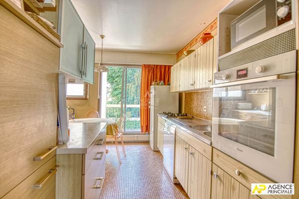 Versailles Notre Dame limite Montreuil Appartement 113 m² carrez situé au 2ème étage avec ascenseur, balcons, cave et 2 parkings 835 000 € **  - Référence  28253