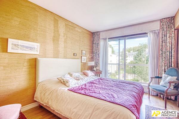 Versailles Notre Dame limite Montreuil Appartement 113 m² carrez situé au 2ème étage avec ascenseur, balcons, cave et 2 parkings 835 000 € **  - Référence  28253