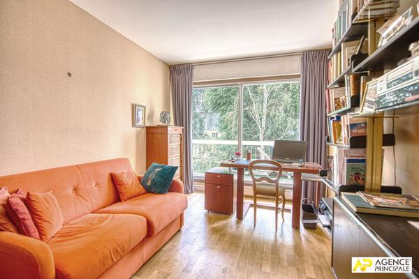 Versailles Notre Dame limite Montreuil Appartement 113 m² carrez situé au 2ème étage avec ascenseur, balcons, cave et 2 parkings 835 000 € **  - Référence  28253
