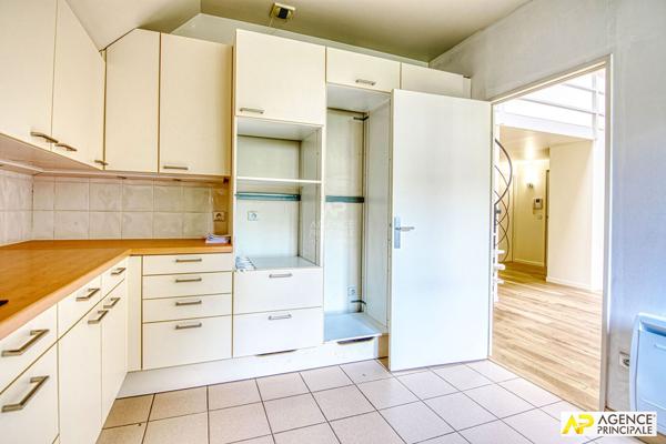 Versailles Montreuil Appartement 5 / 6 pièces 126 m² au sol situé au 2ème et dernier étage avec ascenseur , cave et double parking 930 000 € **  - Référence  28245
