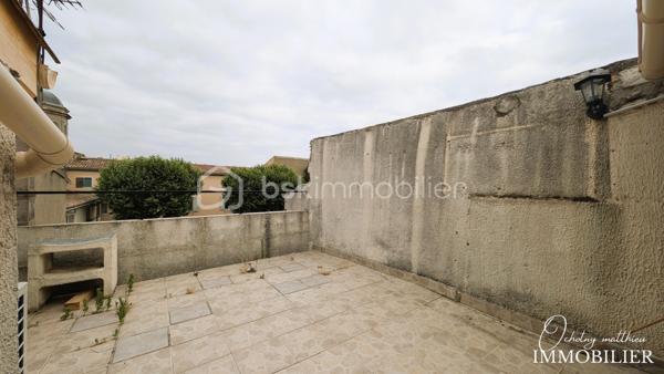 Située dans le centre historique de Carcassonne, au cœur de la Bastide, cette maison de ville d’environ 115 m² s’élève sur 4 niveaux. Elle a été rénovée en grande partie : toiture, électricité, parquet, salles d’eau, avec factures à l’appui.
Des finitions sont à prévoir.
Le rez-de-chaussée comprend une cuisine neuve et entièrement équipée (four, micro-ondes, lave-vaisselle) ainsi qu’une première chambre
Le 1er étage accueille deux chambres ainsi qu’une salle d’eau avec WC
Le 2e étage dispose de deux autres chambres et d’une seconde salle d’eau avec WC
Au dernier niveau, une pièce commune donne accès à une terrasse tropézienne, idéale comme espace partagé
Une cave complète le bien

Conçue à l’origine pour de la colocation, la maison peut également convenir à une famille ou à un projet de location saisonnière type Airbnb, grâce à sa configuration.

Elle se trouve à 2 minutes à pied de l’IUT, à 12 minutes de la gare, et à proximité immédiate des commerces. Un parking public est situé juste devant

Un projet d’école d’infirmiers, prévu pour 2027, pourrait accueillir 300 étudiants supplémentaires, renforçant l’intérêt locatif du secteur, dont l’objectif est d’atteindre plus de 2 000 étudiants. Une opportunité adaptée à différents projets
Taxe foncière : 1572
Chauffage : électrique / clim
double vitrage menuiserie bois