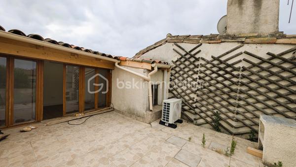 Située dans le centre historique de Carcassonne, au cœur de la Bastide, cette maison de ville d’environ 115 m² s’élève sur 4 niveaux. Elle a été rénovée en grande partie : toiture, électricité, parquet, salles d’eau, avec factures à l’appui.
Des finitions sont à prévoir.
Le rez-de-chaussée comprend une cuisine neuve et entièrement équipée (four, micro-ondes, lave-vaisselle) ainsi qu’une première chambre
Le 1er étage accueille deux chambres ainsi qu’une salle d’eau avec WC
Le 2e étage dispose de deux autres chambres et d’une seconde salle d’eau avec WC
Au dernier niveau, une pièce commune donne accès à une terrasse tropézienne, idéale comme espace partagé
Une cave complète le bien

Conçue à l’origine pour de la colocation, la maison peut également convenir à une famille ou à un projet de location saisonnière type Airbnb, grâce à sa configuration.

Elle se trouve à 2 minutes à pied de l’IUT, à 12 minutes de la gare, et à proximité immédiate des commerces. Un parking public est situé juste devant

Un projet d’école d’infirmiers, prévu pour 2027, pourrait accueillir 300 étudiants supplémentaires, renforçant l’intérêt locatif du secteur, dont l’objectif est d’atteindre plus de 2 000 étudiants. Une opportunité adaptée à différents projets
Taxe foncière : 1572
Chauffage : électrique / clim
double vitrage menuiserie bois