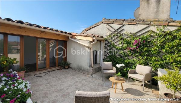 Située dans le centre historique de Carcassonne, au cœur de la Bastide, cette maison de ville d’environ 115 m² s’élève sur 4 niveaux. Elle a été rénovée en grande partie : toiture, électricité, parquet, salles d’eau, avec factures à l’appui.
Des finitions sont à prévoir.
Le rez-de-chaussée comprend une cuisine neuve et entièrement équipée (four, micro-ondes, lave-vaisselle) ainsi qu’une première chambre
Le 1er étage accueille deux chambres ainsi qu’une salle d’eau avec WC
Le 2e étage dispose de deux autres chambres et d’une seconde salle d’eau avec WC
Au dernier niveau, une pièce commune donne accès à une terrasse tropézienne, idéale comme espace partagé
Une cave complète le bien

Conçue à l’origine pour de la colocation, la maison peut également convenir à une famille ou à un projet de location saisonnière type Airbnb, grâce à sa configuration.

Elle se trouve à 2 minutes à pied de l’IUT, à 12 minutes de la gare, et à proximité immédiate des commerces. Un parking public est situé juste devant

Un projet d’école d’infirmiers, prévu pour 2027, pourrait accueillir 300 étudiants supplémentaires, renforçant l’intérêt locatif du secteur, dont l’objectif est d’atteindre plus de 2 000 étudiants. Une opportunité adaptée à différents projets
Taxe foncière : 1572
Chauffage : électrique / clim
double vitrage menuiserie bois