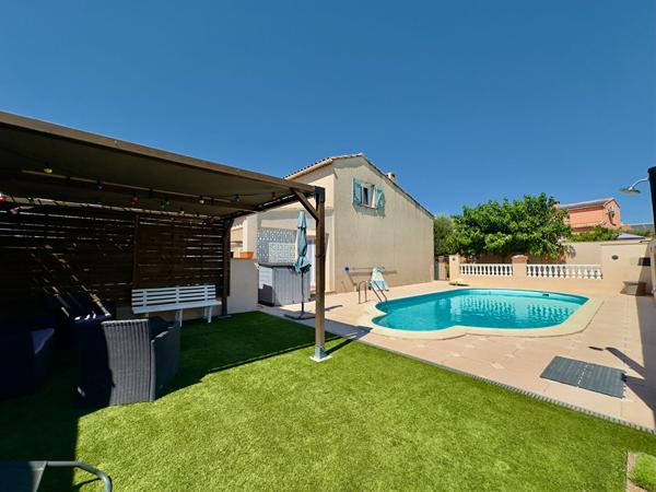 MAISON FAMILIALE DE 114 M² AVEC PISCINE, 4 CHAMBRES, CENTRE-VILLE LA CRAU