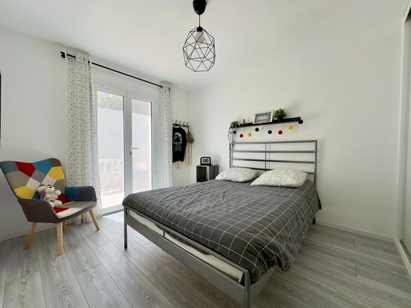 MAISON FAMILIALE DE 114 M² AVEC PISCINE, 4 CHAMBRES, CENTRE-VILLE LA CRAU