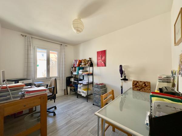 MAISON FAMILIALE DE 114 M² AVEC PISCINE, 4 CHAMBRES, CENTRE-VILLE LA CRAU