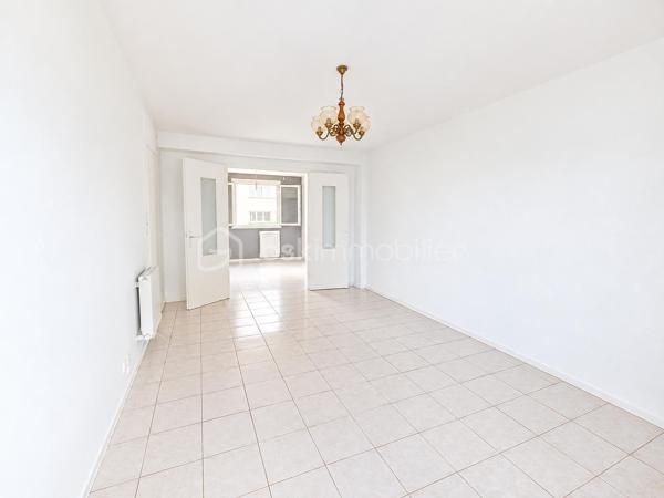 Proche du centre ville de Lourdes, venez découvrir cet appartement à rafraîchir de type 2 de 45 m² composé d'un séjour avec balcon donnant également sur la cuisine indépendante, une chambre avec placard et vue montagnes , salle d'eau et wc indépendant. 
Dans l'album photos vous pourrez découvrir une simulation sur l'aménagement possible réalisée avec l'intelligence artificielle.

L'appartement possède une cave et il se situe au rez-de-chaussée surélevé d'une résidence sans ascenseur.

Copropriété saine avec 614 € de charges annuelles