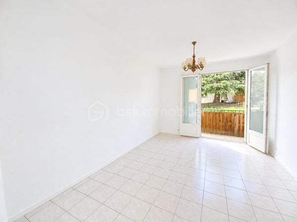 Proche du centre ville de Lourdes, venez découvrir cet appartement à rafraîchir de type 2 de 45 m² composé d'un séjour avec balcon donnant également sur la cuisine indépendante, une chambre avec placard et vue montagnes , salle d'eau et wc indépendant. 
Dans l'album photos vous pourrez découvrir une simulation sur l'aménagement possible réalisée avec l'intelligence artificielle.

L'appartement possède une cave et il se situe au rez-de-chaussée surélevé d'une résidence sans ascenseur.

Copropriété saine avec 614 € de charges annuelles