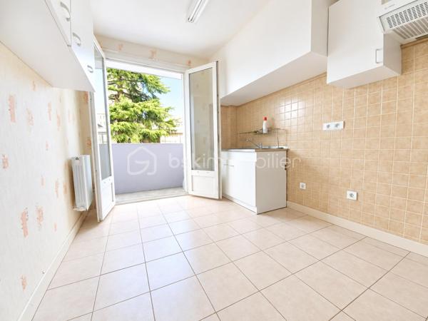 Proche du centre ville de Lourdes, venez découvrir cet appartement à rafraîchir de type 2 de 45 m² composé d'un séjour avec balcon donnant également sur la cuisine indépendante, une chambre avec placard et vue montagnes , salle d'eau et wc indépendant. 
Dans l'album photos vous pourrez découvrir une simulation sur l'aménagement possible réalisée avec l'intelligence artificielle.

L'appartement possède une cave et il se situe au rez-de-chaussée surélevé d'une résidence sans ascenseur.

Copropriété saine avec 614 € de charges annuelles