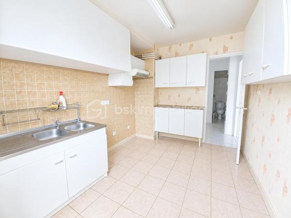 Proche du centre ville de Lourdes, venez découvrir cet appartement à rafraîchir de type 2 de 45 m² composé d'un séjour avec balcon donnant également sur la cuisine indépendante, une chambre avec placard et vue montagnes , salle d'eau et wc indépendant. 
Dans l'album photos vous pourrez découvrir une simulation sur l'aménagement possible réalisée avec l'intelligence artificielle.

L'appartement possède une cave et il se situe au rez-de-chaussée surélevé d'une résidence sans ascenseur.

Copropriété saine avec 614 € de charges annuelles