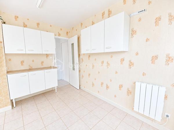 Proche du centre ville de Lourdes, venez découvrir cet appartement à rafraîchir de type 2 de 45 m² composé d'un séjour avec balcon donnant également sur la cuisine indépendante, une chambre avec placard et vue montagnes , salle d'eau et wc indépendant. 
Dans l'album photos vous pourrez découvrir une simulation sur l'aménagement possible réalisée avec l'intelligence artificielle.

L'appartement possède une cave et il se situe au rez-de-chaussée surélevé d'une résidence sans ascenseur.

Copropriété saine avec 614 € de charges annuelles
