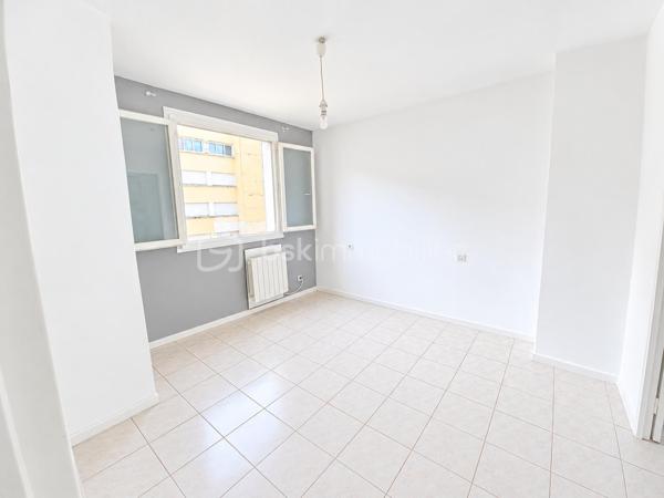 Proche du centre ville de Lourdes, venez découvrir cet appartement à rafraîchir de type 2 de 45 m² composé d'un séjour avec balcon donnant également sur la cuisine indépendante, une chambre avec placard et vue montagnes , salle d'eau et wc indépendant. 
Dans l'album photos vous pourrez découvrir une simulation sur l'aménagement possible réalisée avec l'intelligence artificielle.

L'appartement possède une cave et il se situe au rez-de-chaussée surélevé d'une résidence sans ascenseur.

Copropriété saine avec 614 € de charges annuelles