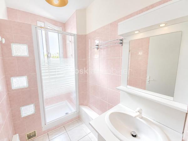 Proche du centre ville de Lourdes, venez découvrir cet appartement à rafraîchir de type 2 de 45 m² composé d'un séjour avec balcon donnant également sur la cuisine indépendante, une chambre avec placard et vue montagnes , salle d'eau et wc indépendant. 
Dans l'album photos vous pourrez découvrir une simulation sur l'aménagement possible réalisée avec l'intelligence artificielle.

L'appartement possède une cave et il se situe au rez-de-chaussée surélevé d'une résidence sans ascenseur.

Copropriété saine avec 614 € de charges annuelles
