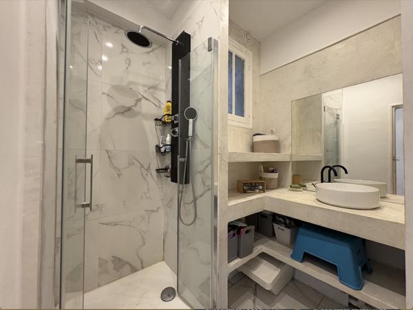 Marseille (13005) T3 traversant au coeur du Camas