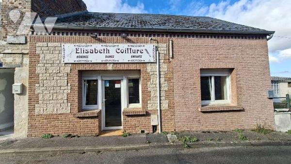 A vendre à MARLE, maison semi-mitoyenne, ancien salon de coiffure comprenant au rez-de-chaussée...