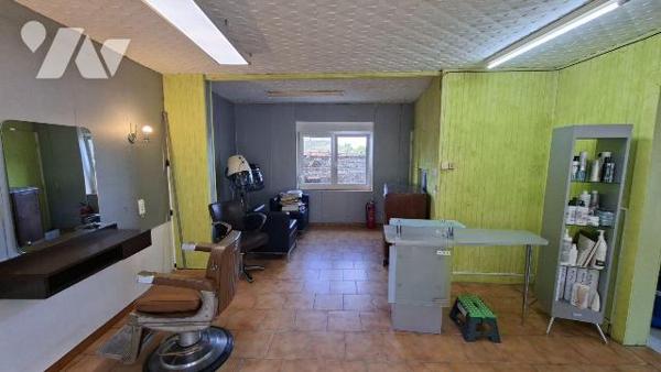 A vendre à MARLE, maison semi-mitoyenne, ancien salon de coiffure comprenant au rez-de-chaussée...