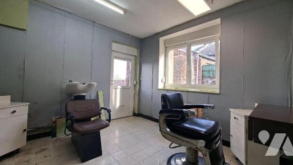A vendre à MARLE, maison semi-mitoyenne, ancien salon de coiffure comprenant au rez-de-chaussée...