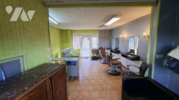 A vendre à MARLE, maison semi-mitoyenne, ancien salon de coiffure comprenant au rez-de-chaussée...